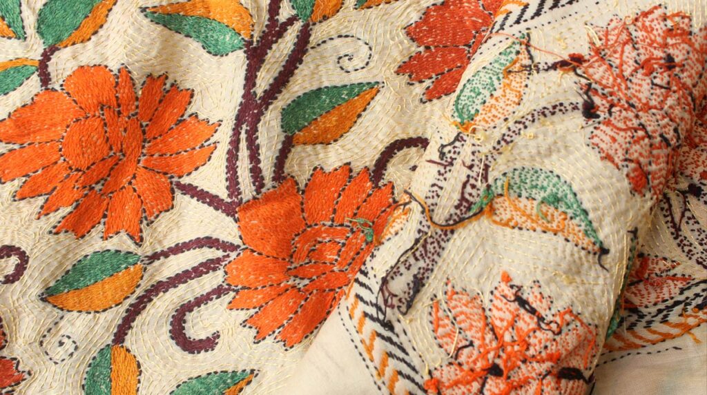 Picking-right-handembroidery-Shilphaat