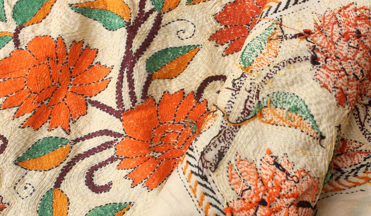 Picking-right-handembroidery-Shilphaat